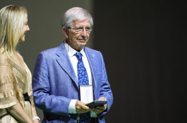 José M.ª Delgado recibe la Medalla de Oro de la Provincia de manos de la alcaldesa de Alcalá de Guadaíra