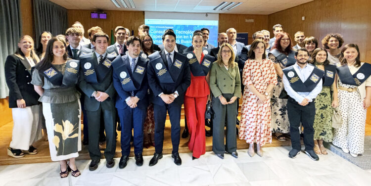 Estudiantes que han finalizado la segunda edición del Máster de Consultoría Técnológica de la Universidad Pablo de Olavide