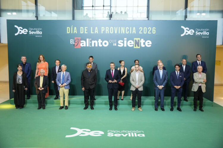 Foto de familia de los galardonados en el Día de la Provincia