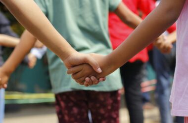 Manos de dos niños unidas