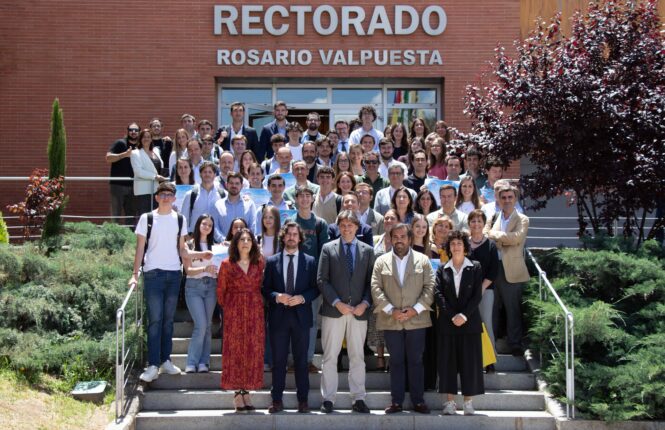 Foto de familia de la entrega de los premios del del Concurso UPOemprende