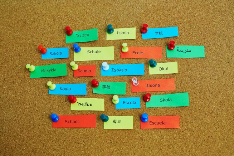 Etiquetas en un tablón en varios idiomas