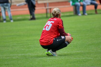 Mujer futbolista en el campo durante un descanso