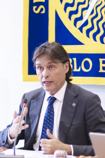 Francisco Oliva durante su informe al Consejo