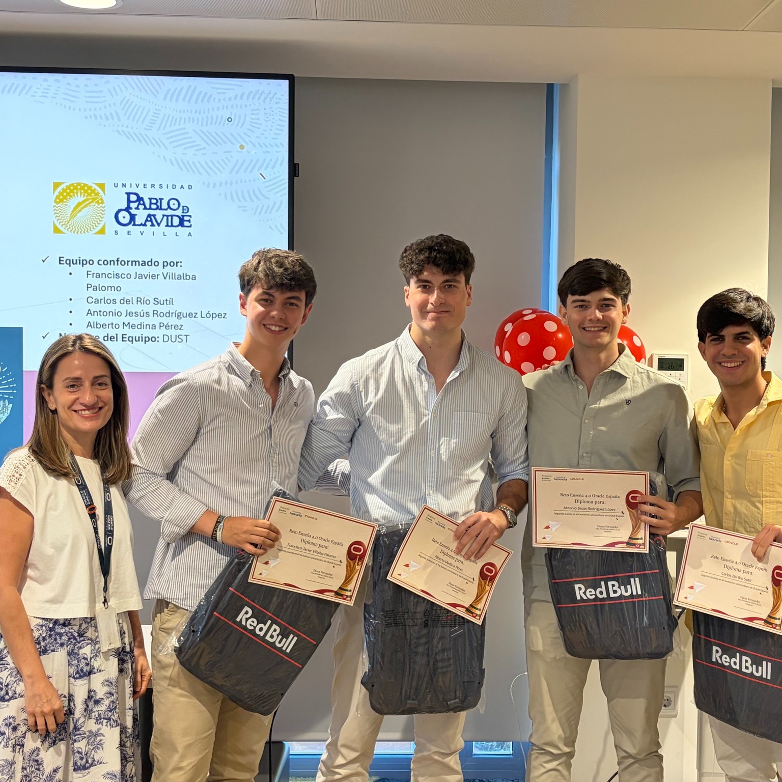 👏 Enhorabuena a Francisco Javier Villalba Palomo, Carlos del Río Sutil, Antonio Jesús Rodríguez López y Alberto Medina Pérez, estudiantes de 4.º curso del Grado en Ingeniería Informática (mención Sistemas de Información), que han obtenido el segundo premio en el Hackathon Nacional de Oracle 2026, Hack the World Cup 26.

En esta competición tecnológica de ámbito nacional han participado 305 estudiantes procedentes de 23 universidades españolas, enfrentándose al reto de desarrollar soluciones innovadoras basadas en Oracle Cloud, inteligencia artificial y análisis avanzado de datos aplicados al Mundial de Fútbol.

Nuestro equipo ha destacado especialmente en los retos finales gracias al desarrollo de una aplicación web para el análisis de más de 48.000 registros históricos de partidos, un sistema inteligente de gestión de sedes deportivas y un modelo predictivo basado en técnicas de Machine Learning.

Este reconocimiento pone de relieve el talento y la preparación de nuestro estudiantado, así como la calidad de la formación que se imparte en la @eps.upo en ámbitos como la computación en la nube, la inteligencia artificial y la ciencia de datos.

¡Enhorabuena por este logro! 🎉

#TelentoUPO #IngenieríaInformática #OracleHackathon #InteligenciaArtificial #DataScience #LaOlavideEresTú