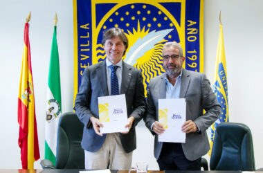 Francisco Oliva y Manuel Rodríguez tras la firma del convenio