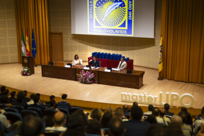 M.ª Victoria Pérez de Guzmán, Norberto Díaz y Luis Arturo Gómez-Landero en la graduación de estudiantes del MAES