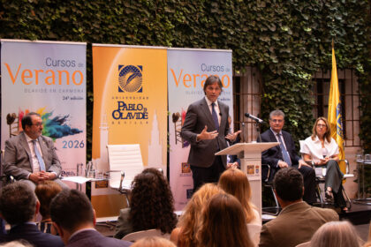 Francisco Oliva durante la inauguración de los Cursos de Verano 2026