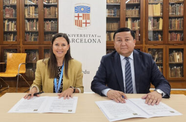 La vicerrectora de Internacionalización de la UPO, Marián Morón, durante la firma del protocolo de colaboración con el Instituto Estatal de Lenguas Extranjeras de Samarcanda y su rector, Dr. Bakhodir Kholikov