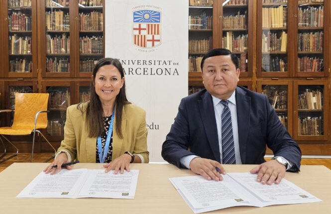 La vicerrectora de Internacionalización de la UPO, Marián Morón, durante la firma del protocolo de colaboración con el Instituto Estatal de Lenguas Extranjeras de Samarcanda y su rector, Dr. Bakhodir Kholikov
