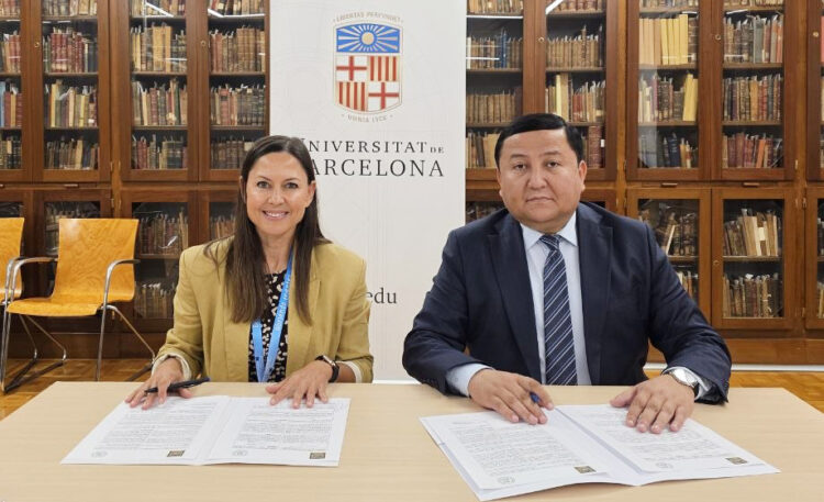 La vicerrectora de Internacionalización de la UPO, Marián Morón, durante la firma del protocolo de colaboración con el Instituto Estatal de Lenguas Extranjeras de Samarcanda y su rector, Dr. Bakhodir Kholikov