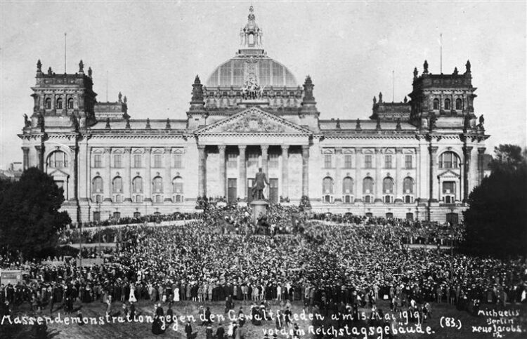 Manifestación masiva frente al Reichstag berlinés en protesta contra la aprobación del Tratado de Versalles (15 de mayo de 1919). Wikimedia Commons