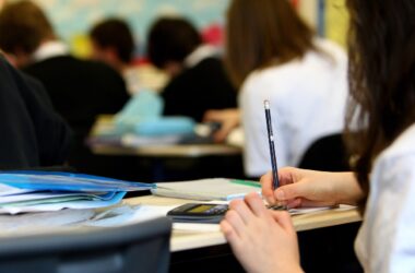 Estudiantes en clase de secundaria