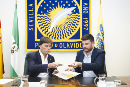 Francisco Oliva y Gabriel Santos, durante la ratificación del convenio