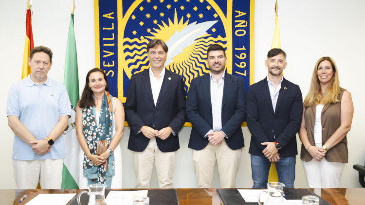 Rector y alcalde con representantes del Ayuntamiento y miembros de UPOMetropoli