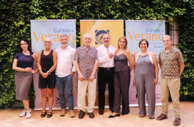 En la imagen, los directores del curso, Eugenio Jiménez y Roberto Quintana, junto a alumnado del curso