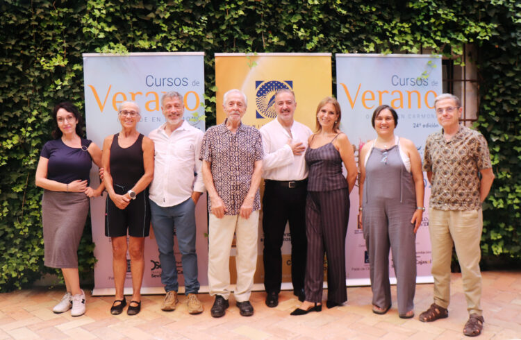 En la imagen, los directores del curso, Eugenio Jiménez y Roberto Quintana, junto a alumnado del curso
