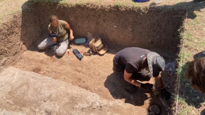 Dos arqueólogos durante la excavación en la Villa de Bruto 