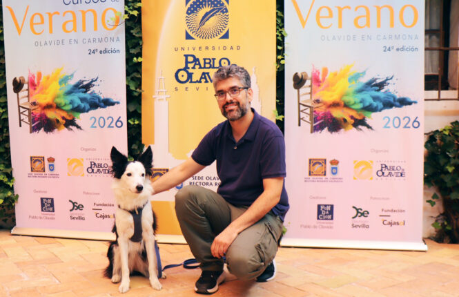 Javier López-Cepero con perra de asistencia Breva