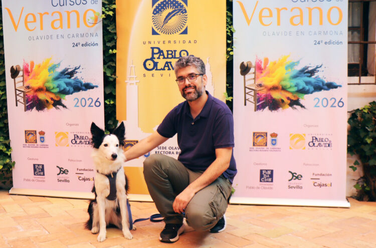Javier López-Cepero con perra de asistencia Breva