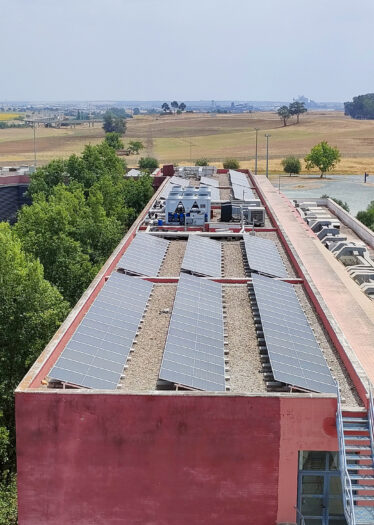 vista de la cubierta del edificio 24 con las placas fotovoltaicas ya instaladas