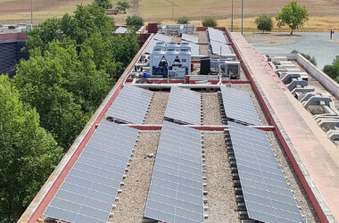 vista de la cubierta del edificio 24 con las placas fotovoltaicas ya instaladas