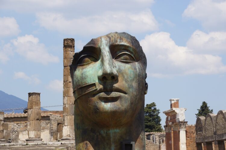 Escultura en primer plano sobre los restos de Pompeya. Imagen de jfleszar (Pixabay)