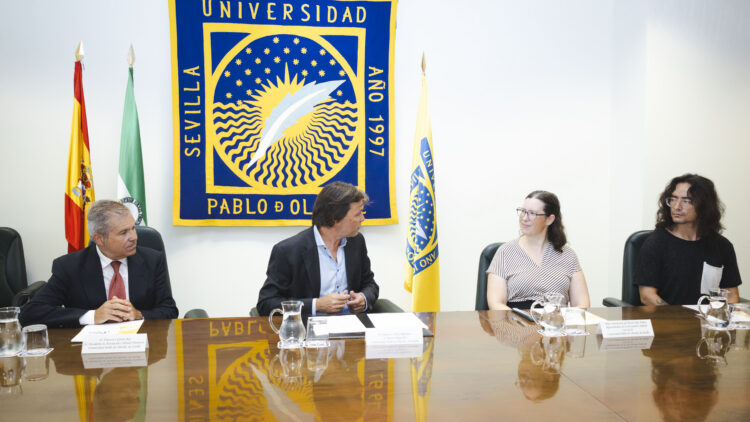 Francisco García, Francisco Oliva, Consolación Cano y Luis F. Estévez durante la firma de los convenios