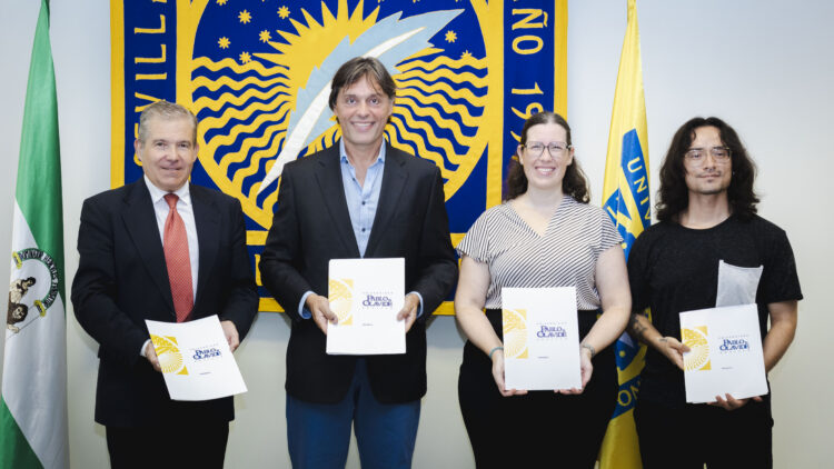 Francisco García, Francisco Oliva, Consolación Cano y Luis F. Estévez tras la firma de los convenios