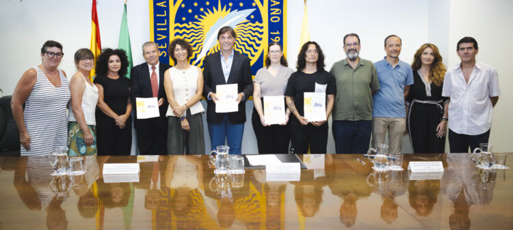 Francisco García, Francisco Oliva, Consolación Cano y Luis F. Estévez tras la firma de los convenios junto a representantes de las asociaciones