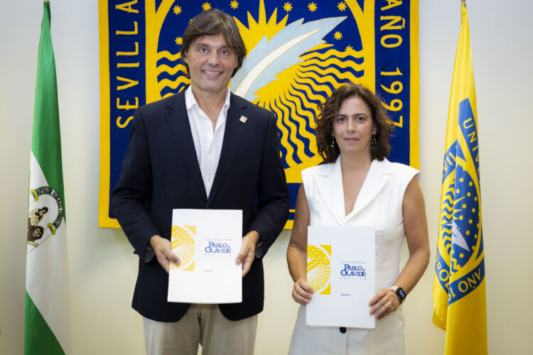 Francisco Oliva y Lydia Jiménez tras la firma del acuerdo