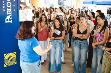 Estudiantes atienden las explicaciones de una 'lazarilla' en las Jornadas de Bienvenida