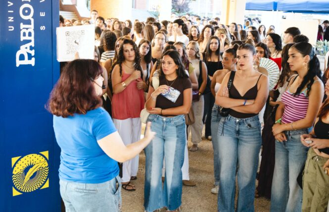 Estudiantes atienden las explicaciones de una 'lazarilla' en las Jornadas de Bienvenida