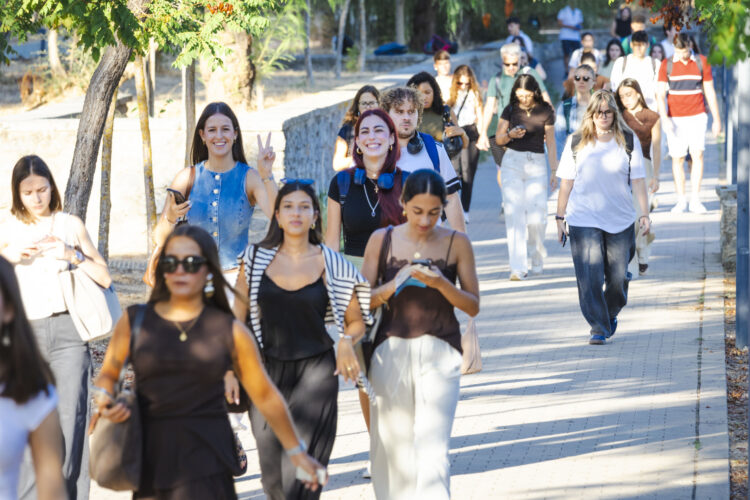 Estudiantes llegan al campus de la Universidad Pablo de Olavide