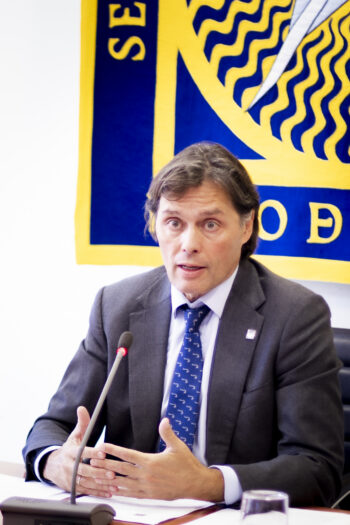 Francisco Oliva durante su informe al Consejo de Gobierno