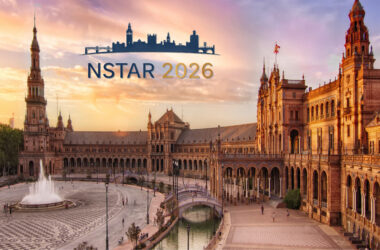 Imagen de la Plaza de España de Sevilla con el logo del congreso (NSTAR 2026)