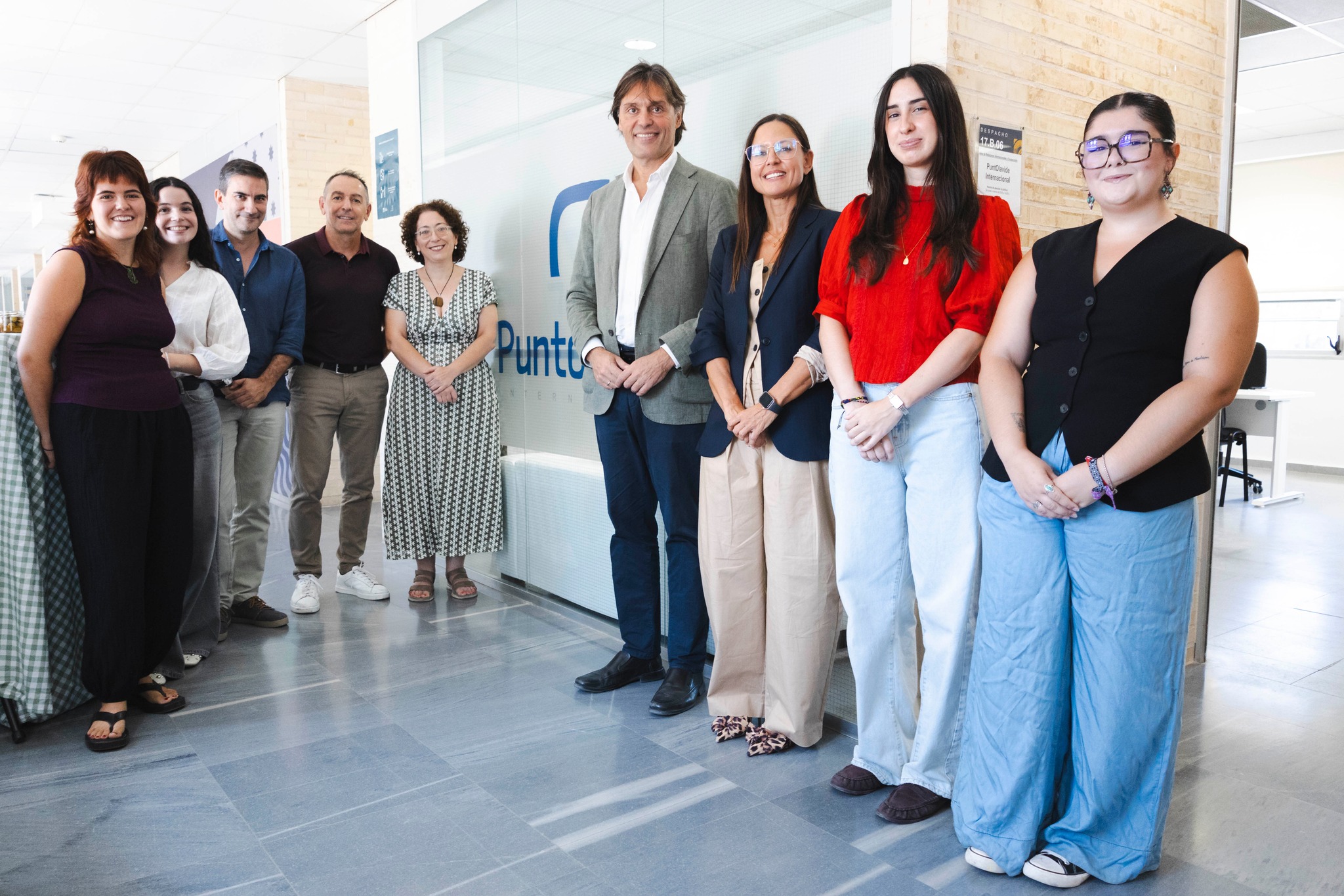 🌍 Estrenamos PuntOlavide Internacional

Si estás preparando tu estancia fuera de la UPO o has venido a nuestro campus desde otra universidad, ya tienes un nuevo espacio al que acudir para resolver tus dudas y hacer tus gestiones de movilidad.

📍 Nos encontrarás en la planta baja del edificio Celestino Mutis
🕘 De lunes a viernes, de 9:00 a 14:00 h

Desde PuntOlavide Internacional te ofrecemos información, orientación y atención presencial sobre programas como Erasmus+, Atlanticus, SICUE y otras movilidades internacionales, además de cuestiones relacionadas con el reconocimiento académico de tus estudios.

Queremos que tengas un punto de referencia claro y cercano antes, durante y después de tu experiencia de movilidad. 

🔗 Más información sobre los programas de movilidad en la web del Área de Relaciones Internacionales: www.upo.es/aric/

#PuntOlavide #OlavideInternacional #Erasmus #LaOlavideEresTú #Internacionalización