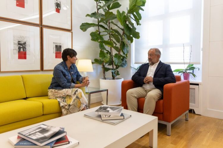 Isabel Rodríguez, ministra de Vivienda y Agenda Urbana, y Julián Garde, presidente de CRUE