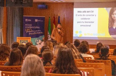Estudiantes UPO en el campus