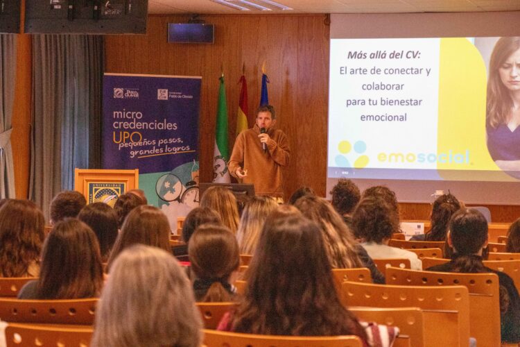 Estudiantes UPO en el campus