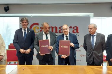 Julián Garde y José Luis Bonet, en el centro de la imagen, tras la firma del convenio