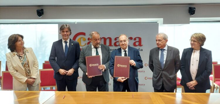 Julián Garde y José Luis Bonet, en el centro de la imagen, tras la firma del convenio