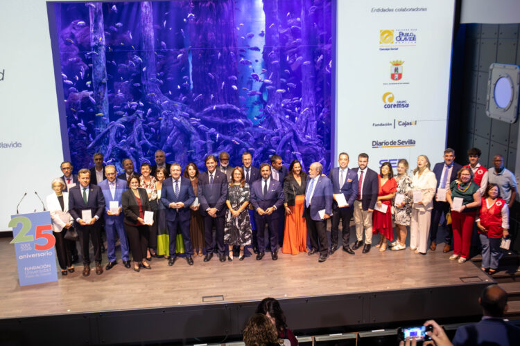 Foto de familia de las personas reconocidas en la Gala