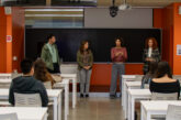 Laura Gómez, vicerrectora de Cultura y Políticas Sociales, da la bienvenida a los estudiantes