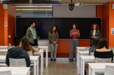 Laura Gómez, vicerrectora de Cultura y Políticas Sociales, da la bienvenida a los estudiantes