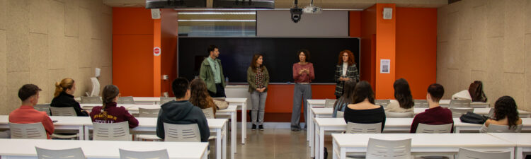 Laura Gómez, vicerrectora de Cultura y Políticas Sociales, da la bienvenida a los estudiantes