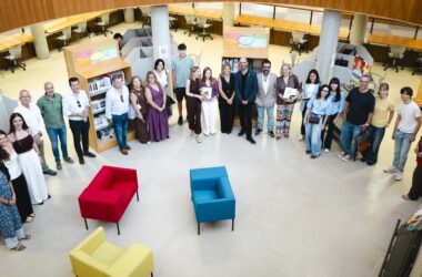 Los equipos premiados han visitado la Comicteca de la Universidad