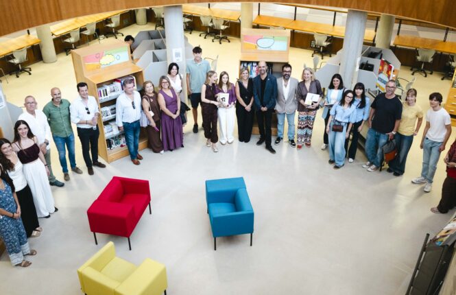 Los equipos premiados han visitado la Comicteca de la Universidad
