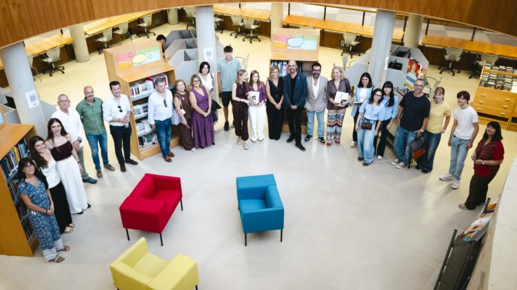 Los equipos premiados han visitado la Comicteca de la Universidad
