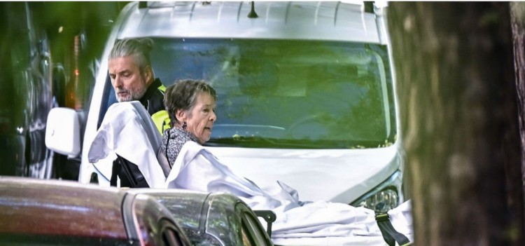 Traslado de Maricarmen en ambulancia el día de su desahucio, el pasado 23 de septiembre. RTVE